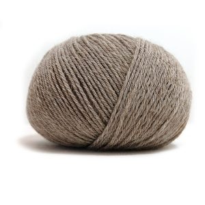 Stickad klänning Bambi - garnpaket i Bluum Pure Eco Baby Wool Beige melerad Stickning 3-6 mån