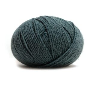 Stickad dress Traktor - garnpaket i Bluum Pure Eco Baby Wool Stickning 4-6 år Grågrön