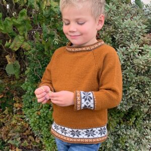 Bluum stickad tröja och mössa med åttabladsros i Pure Eco Baby Wool