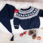 Bluum stickning - Vinternatt-tröja med tomteluva i Pure Eco Baby Wool