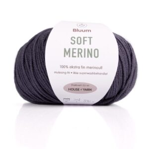 Bluum tröja - Oskar i Soft Merino Ull Mörk gråblå Stickning 1-2 år