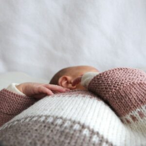 Bluum stickning - Myspåse Randig i Dus gammelrosa Pure Eco Baby Wool