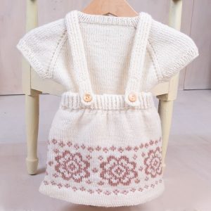Bluum stickad kjol med hängslen och topp - Blommor i Pure Eco Baby Wool