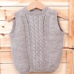 Bluum stickad väst - Fläta i Pure Eco Baby Wool