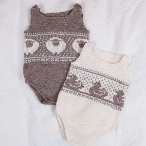 Bluum stickade bodys 2 stk Får+Anka i Pure Eco Baby Wool