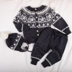 Bluum stickningsset - Traktor jacka, byxor och luva i Pure Eco Baby Wool