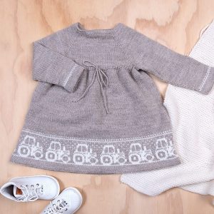 Bluum stickad klänning - Traktor i Pure Eco Baby Wool