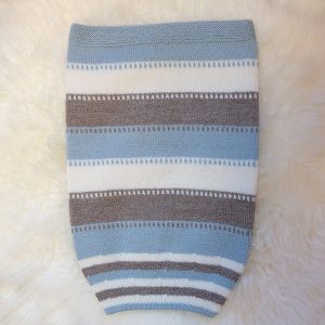 Bluum stickning - Myspåse Randig i Dus blå Pure Eco Baby Wool