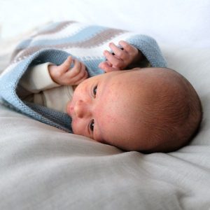 Bluum stickning - Myspåse Randig i Dus blå Pure Eco Baby Wool