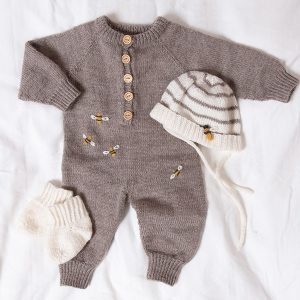 Stickad dress Raglan med Bin och mössa - garnpaket i Bluum Pure Eco Baby Wool
