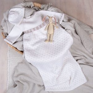 Stickad klänning Dopklänning - garnpaket i Bluum Soft Merino Ull