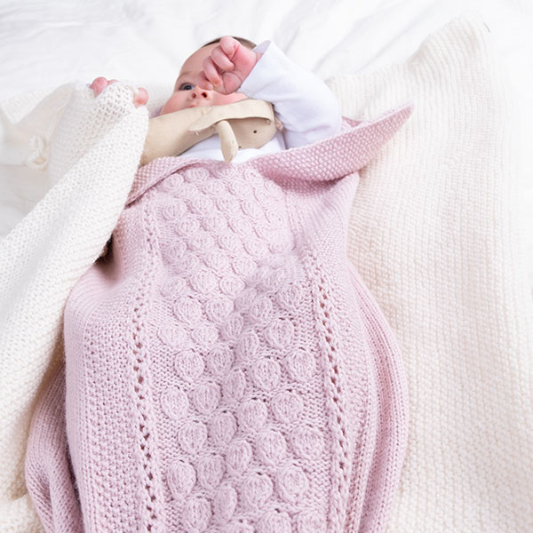 Stickad Myspåse Droppe - garnpaket i Bluum Pure Eco Baby Wool