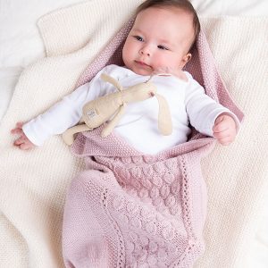Stickad Myspåse Droppe - garnpaket i Bluum Pure Eco Baby Wool