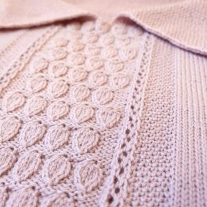 Stickad Myspåse Droppe - garnpaket i Bluum Pure Eco Baby Wool