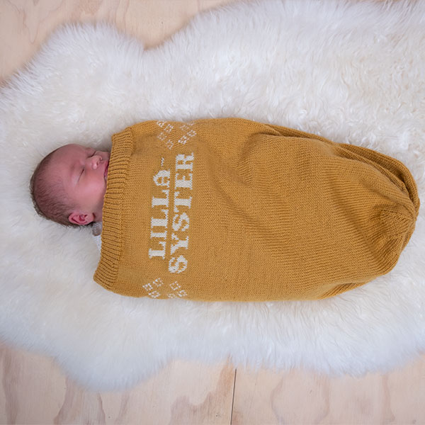 Stickad Myspåse Lillasyster - garnpaket i Bluum Pure Eco Baby Wool
