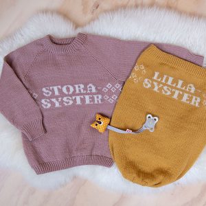 Stickad Myspåse Lillasyster - garnpaket i Bluum Pure Eco Baby Wool