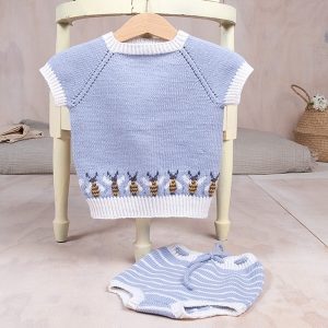 Stickningsset T-shirt och blöjbyxor Bin - garnpaket i Bluum Soft Merino Ull