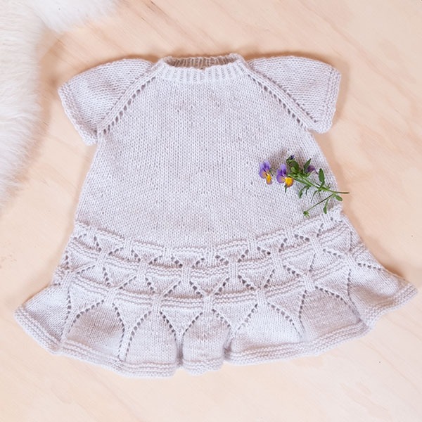Stickning Ylva dansklänning - garnpaket från Bluum i Solo Cashmere, Sirissima stickning