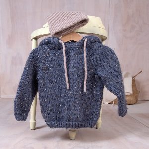 Stickad hoodie Charlie m/mössa till barn - garnpaket från Bluum i Møy