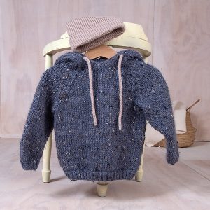 Stickad hoodie Charlie m/mössa till barn - garnpaket från Bluum i Møy