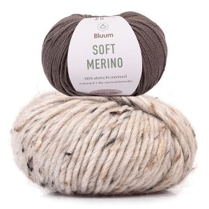 Stickad hoodie Charlie m/mössa till barn - garnpaket från Bluum i Møy Sand/Mullvad Stickning 6-8 år