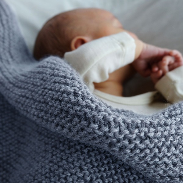 Stickning Babyfilt Kasper - garnpaket från Bluum i Solo Cashmere