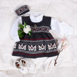 Stickad klänning Kronklänning - garnpaket i Bluum Pure Eco Baby Wool