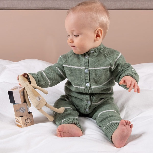 Stickad dress Vårränder - garnpaket i Bluum Soft Merino Ull