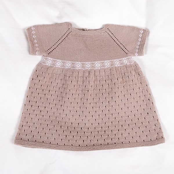 Stickad klänning Alva - garnpaket i Bluum Soft Merino Ull