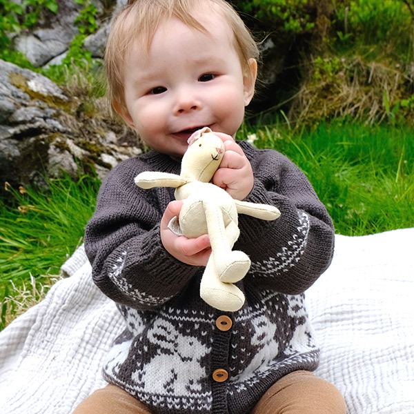 Stickad jacka Kanin - garnpaket i Bluum Pure Eco Baby Wool