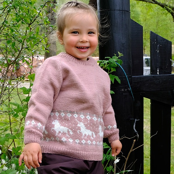 Stickad tröja Enhörning - garnpaket i Bluum Pure Eco Baby Wool