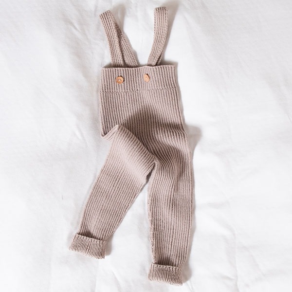 Stickad byxor m/hängslen - garnpaket i Bluum Soft Merino Ull