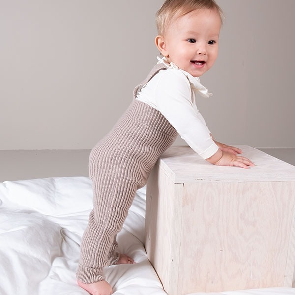 Stickad byxor m/hängslen - garnpaket i Bluum Soft Merino Ull