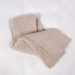 Stickad Mössa och halsduk i ribb vuxen - garnpaket från Bluum i Møy