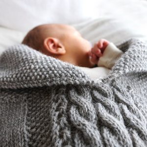 Stickad Myspåse Fläta - garnpaket i Bluum Pure Eco Baby Wool