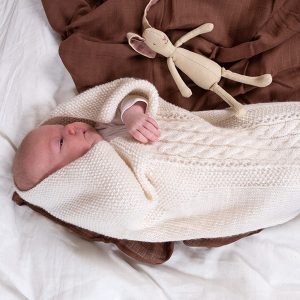 Stickad Myspåse Fläta - garnpaket i Bluum Pure Eco Baby Wool