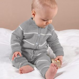 Stickad overall Vårränder - garnpaket i Bluum Soft Merino Ull Stickning 0-3 mån Ljus grå melerad