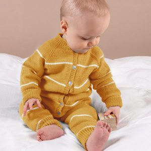 Stickad overall Vårränder - garnpaket i Bluum Soft Merino Ull Stickning 1-2 år Maisgul