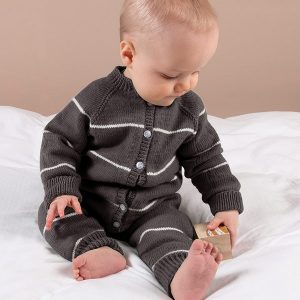 Stickad overall Vårränder - garnpaket i Bluum Soft Merino Ull Stickning 1-2 år Mullvad