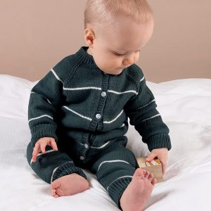 Stickad overall Vårränder - garnpaket i Bluum Soft Merino Ull Stickning 2-3 år Flaskgrön