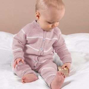 Stickad overall Vårränder - garnpaket i Bluum Soft Merino Ull Stickning 2-3 år Puderrosa