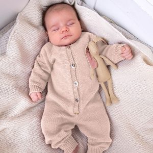 Stickad overall med raglan - garnpaket i Bluum Soft Merino Ull Stickning 0-3 mån Latte