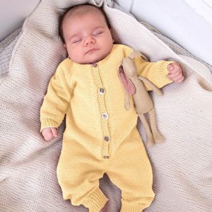 Stickad overall med raglan - garnpaket i Bluum Soft Merino Ull Stickning 2-3 år Ljus gul