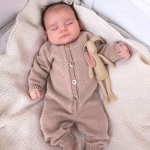 Stickad overall med raglan - garnpaket i Bluum Soft Merino Ull Stickning 2-3 år Sandig