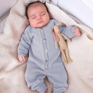 Stickad overall med raglan - garnpaket i Bluum Soft Merino Ull Stickning 6-9 mån Ljus blå