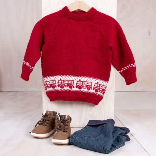 Stickad tröja Brandbil - garnpaket i Bluum Soft Merino Ull