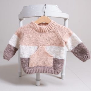Stickad tröja Vår - garnpaket från Bluum i Fluffy Stickning 4-6 år Cotton candy