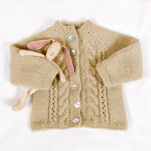 Strickad jacka Fläta m/mössa - garnpaket från Bluum i Fluffy