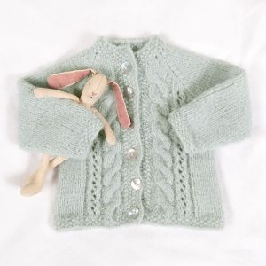 Strickad jacka Fläta m/mössa - garnpaket från Bluum i Fluffy