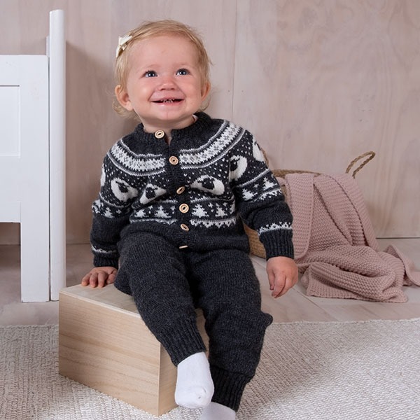 Stickad overall Lammet - garnpaket i Bluum Pure Eco Baby Wool